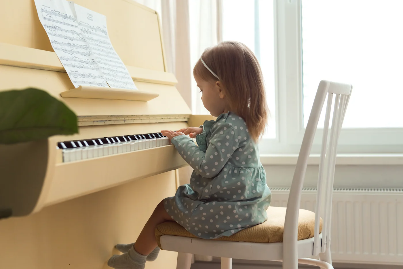 niña tocando piano